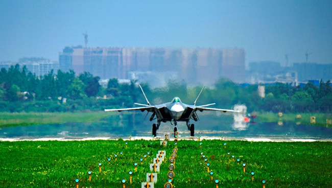 科研人员在新版歼20机翼上漫步(组图)