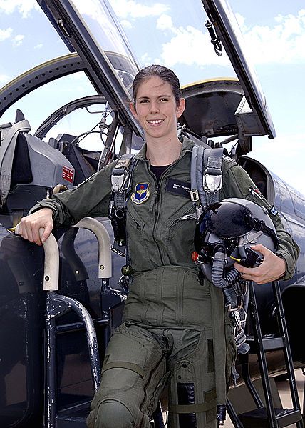 盘点世界各国空军女飞行员英气靓丽