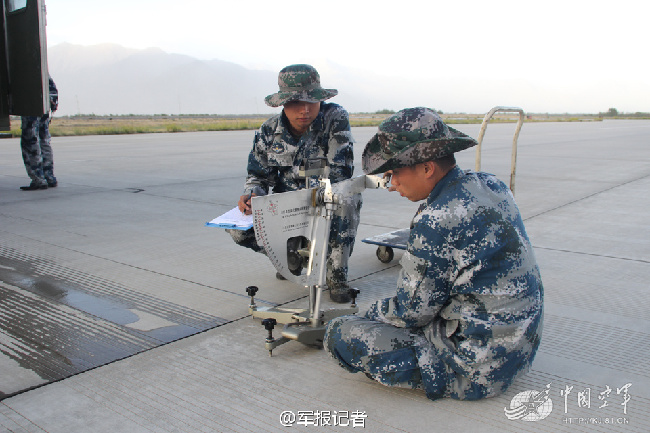 官兵给军用机场体检 日均深蹲起立5000次