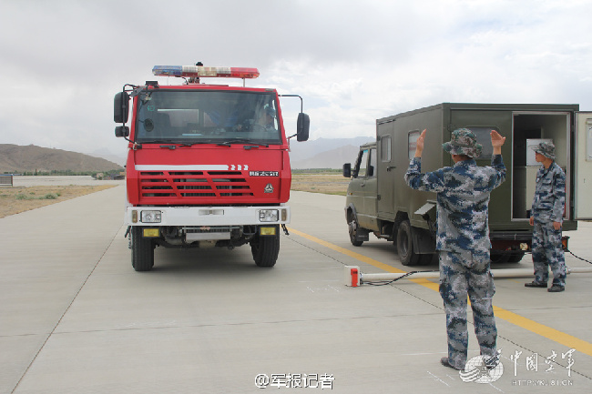 官兵给军用机场体检 日均深蹲起立5000次