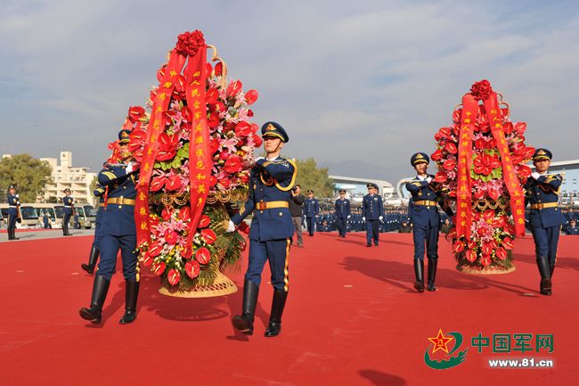 空军举行向空军英雄纪念墙敬献花篮仪式