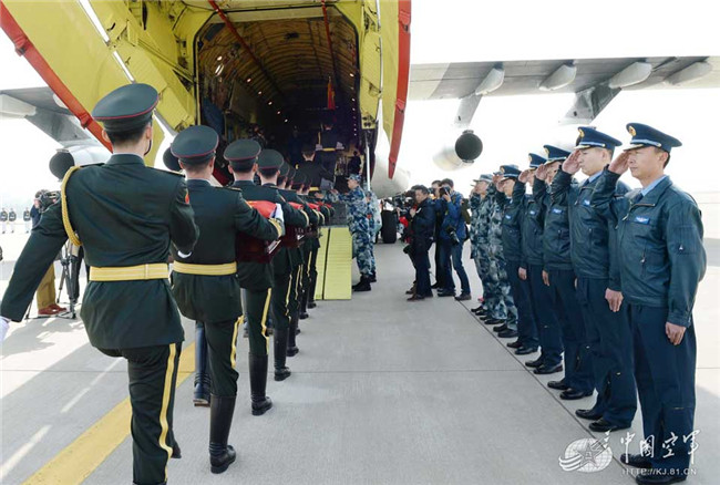 空军运输机运送68具志愿军遗骸归国 歼-11战机