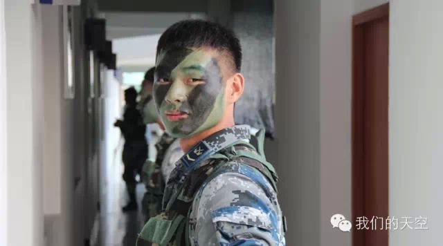 迷彩!它更加彰显了军人的阳刚之美!