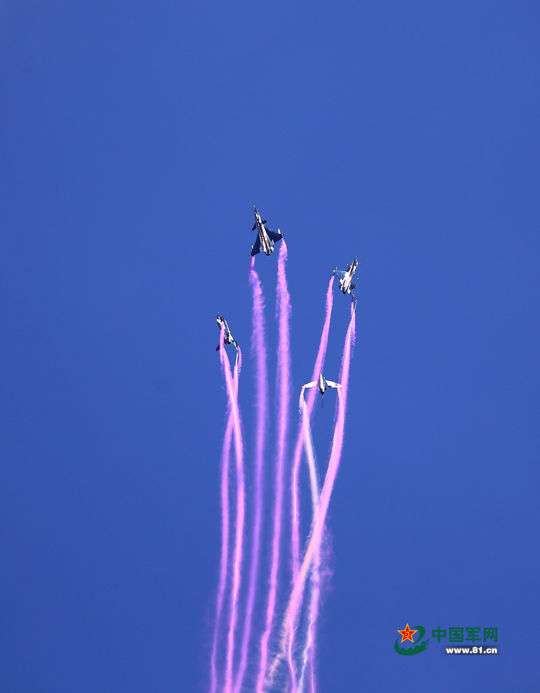 歼-10飞舞:泰国民众点赞中国蓝天仪仗队