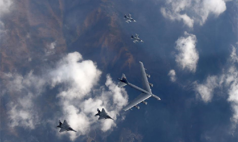 美国B-52轰炸机飞越韩国 罕见低空飞行