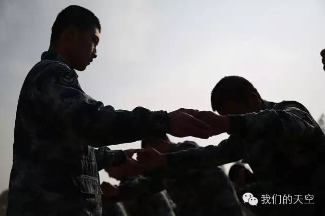 妹纸,听说你爱上了一名伞训教员?! - 中国军网