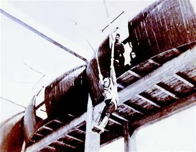 上世纪50年代，伞塔跳伞。(图片提供：中国空降兵军史馆)
