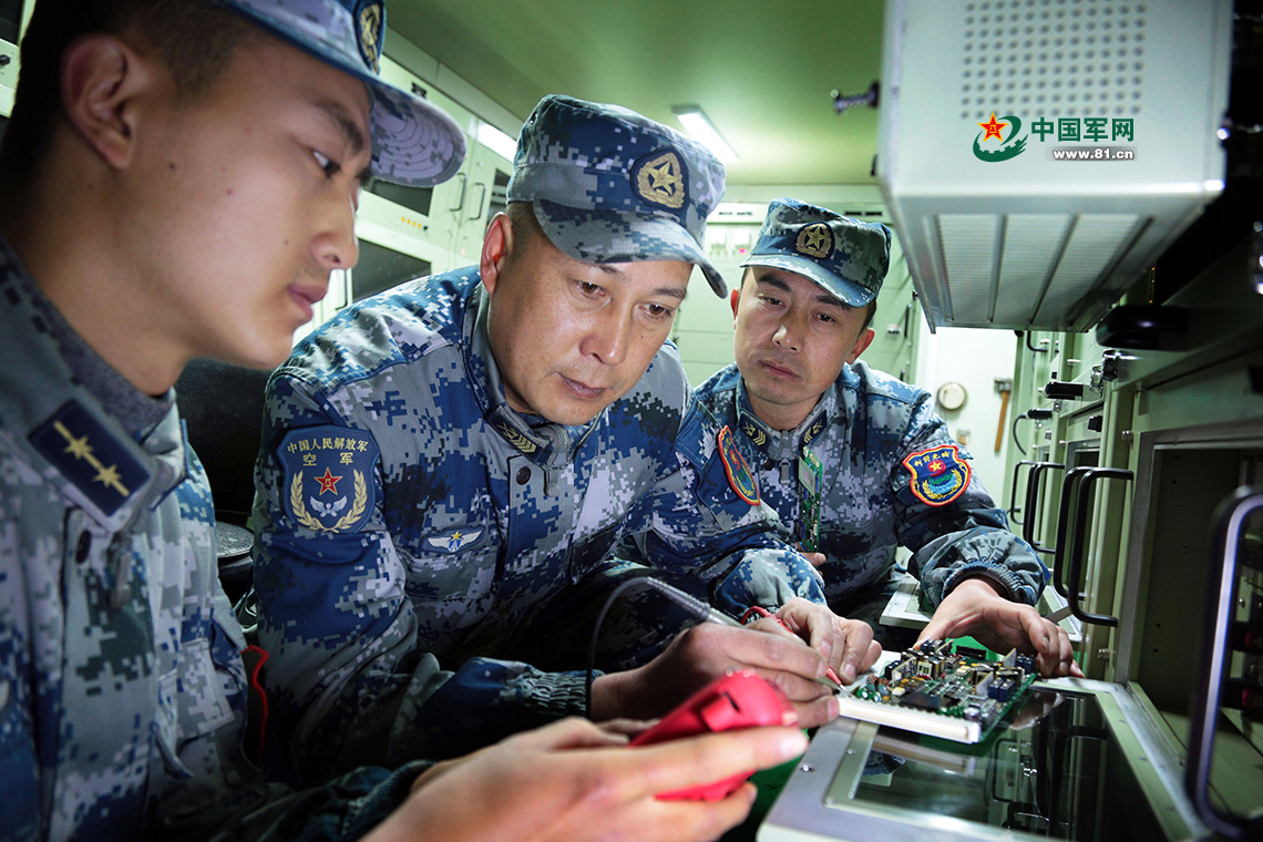 空军地导某旅参演官兵精心检测装备,确保兵器良好状态. 李明摄