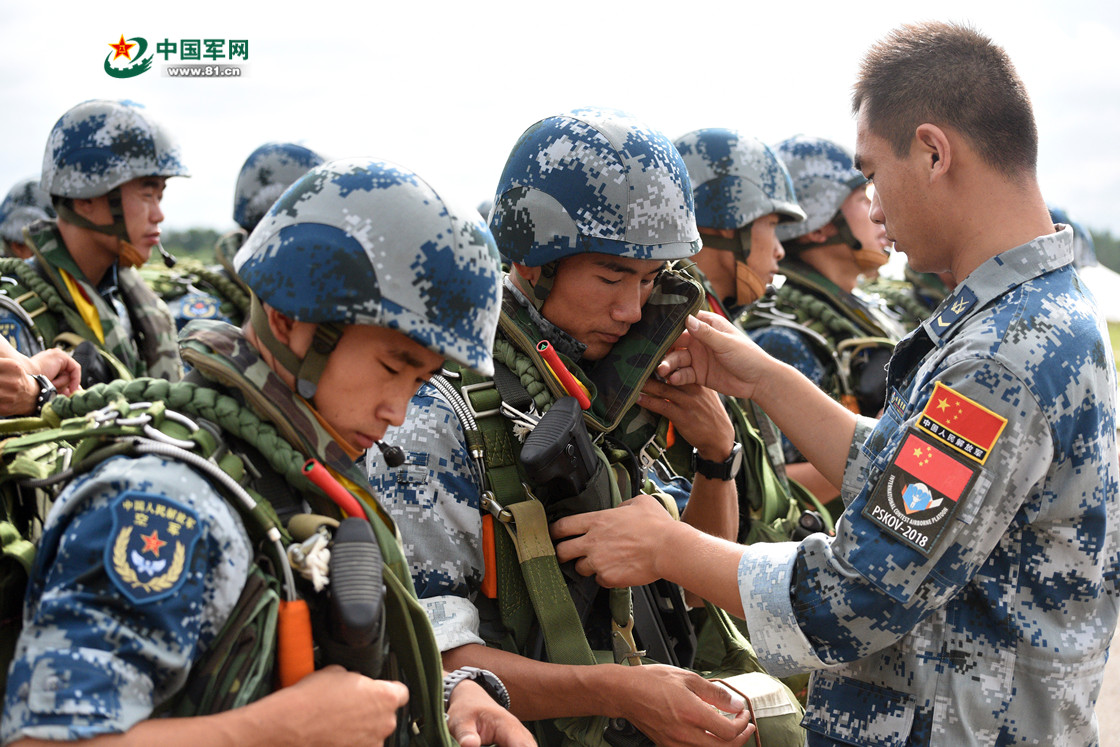 中国空降兵参赛队展开"空降排"赛前最后冲刺
