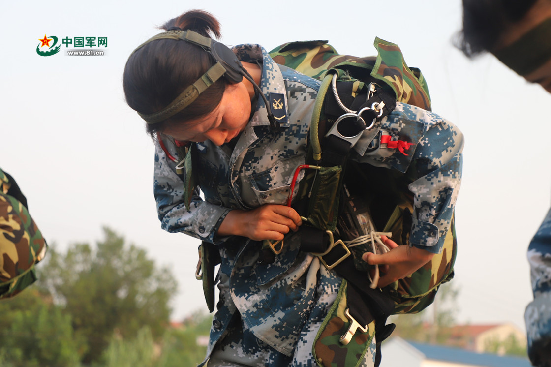 空降兵气象引导集训 伞花朵朵绽放