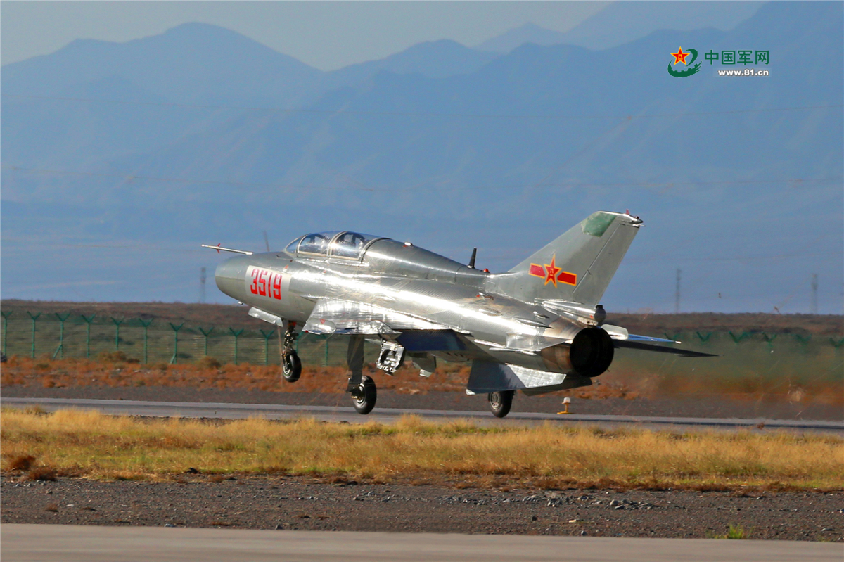 戈壁大漠,飞行员驾驶战机快速升空,准备…