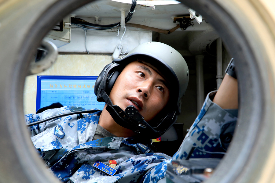 请祖国检阅空降兵战车方队布满381个弹孔的战旗陪我受阅