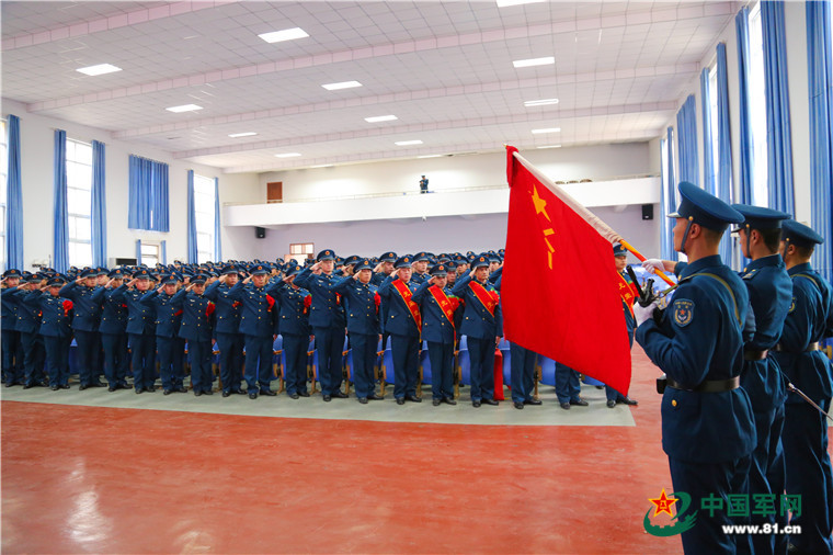 面对鲜红的八一军旗 让我再敬最后一个军礼 中国军网