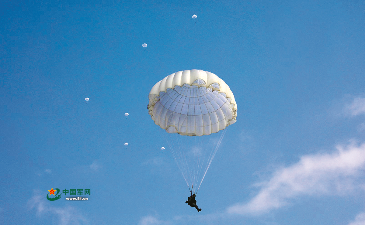 雏鹰展翅:空降兵新兵首次参加跳伞训练 中国军网