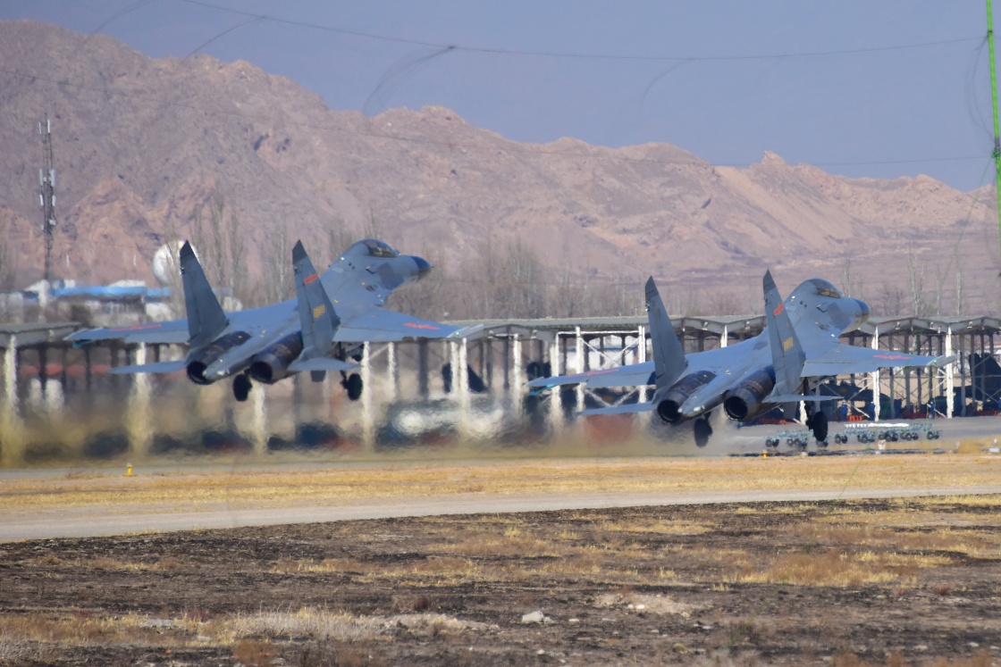 西部战区空军某基地航空兵某旅组织飞行训练,双机编队起飞(3月4日摄).