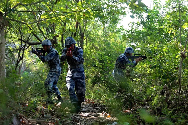 燃!兵哥哥的野外驻训会有怎样的体验