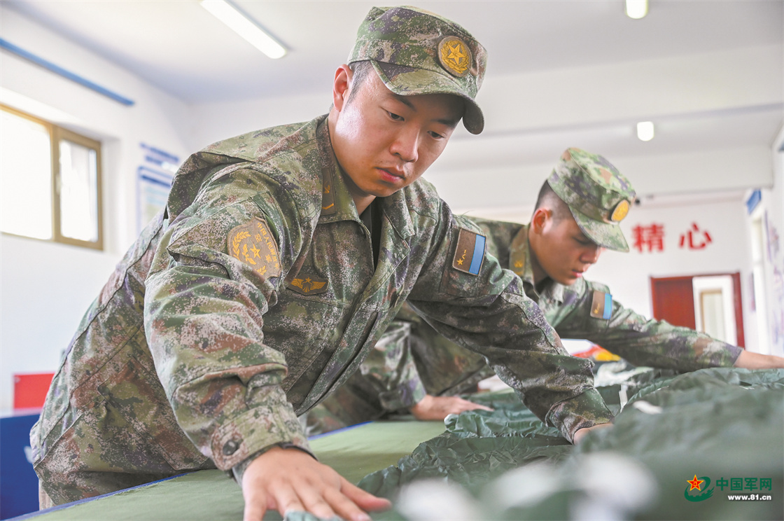 空军航空兵保伞员：梦想伴着伞花绽放