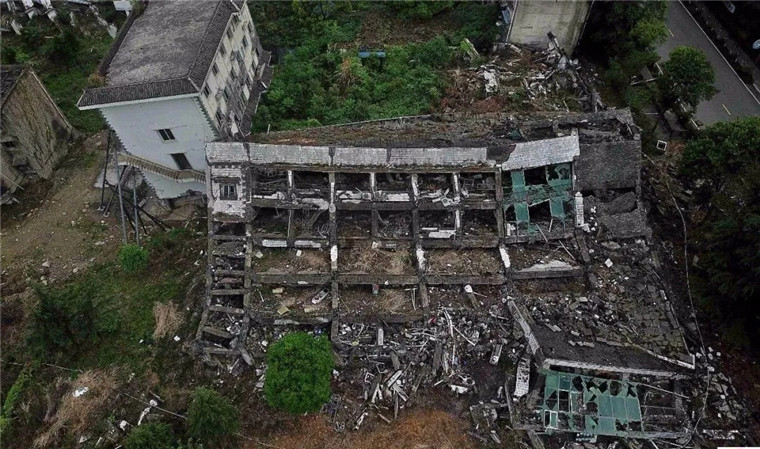 茂县 地震发生后,茂县房屋倒塌率达80%,通往外界的道路被山体滑坡