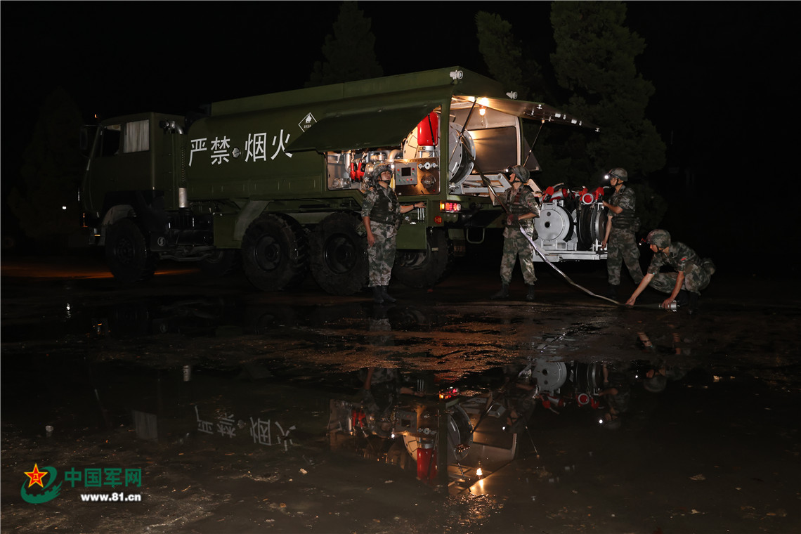 野战加油车展开作业