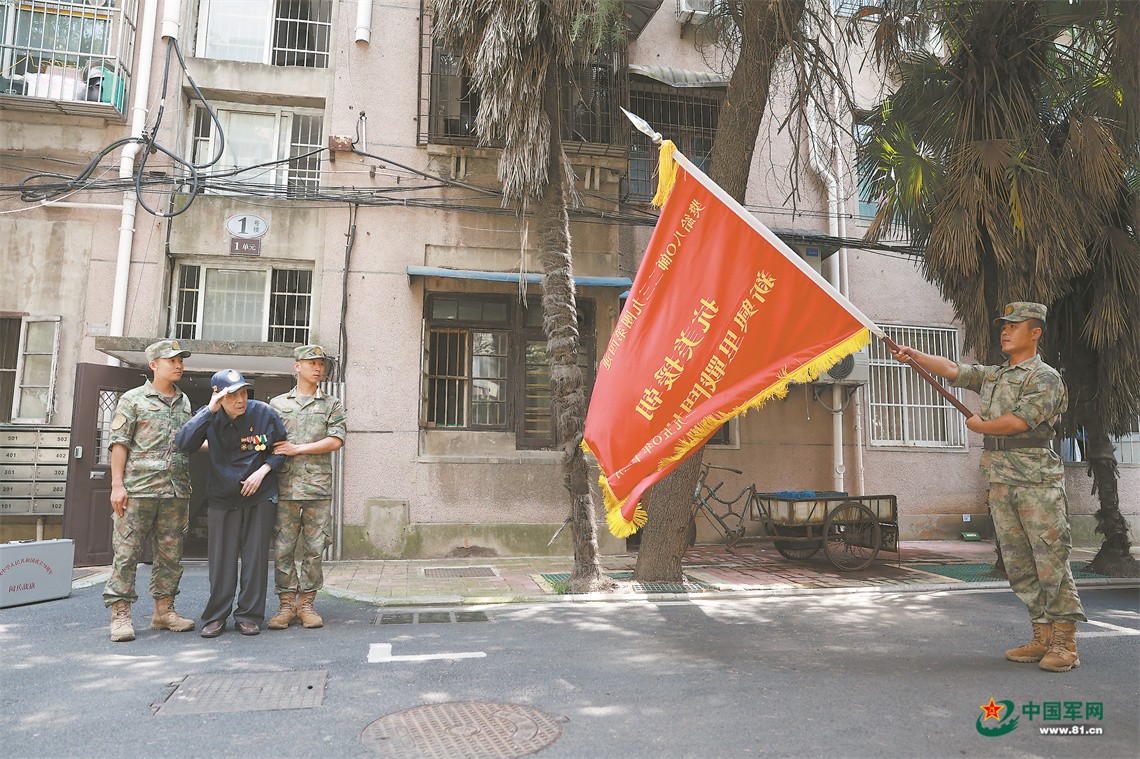 一位老兵与一个连队的互动——铭记这抹胜利的“红”