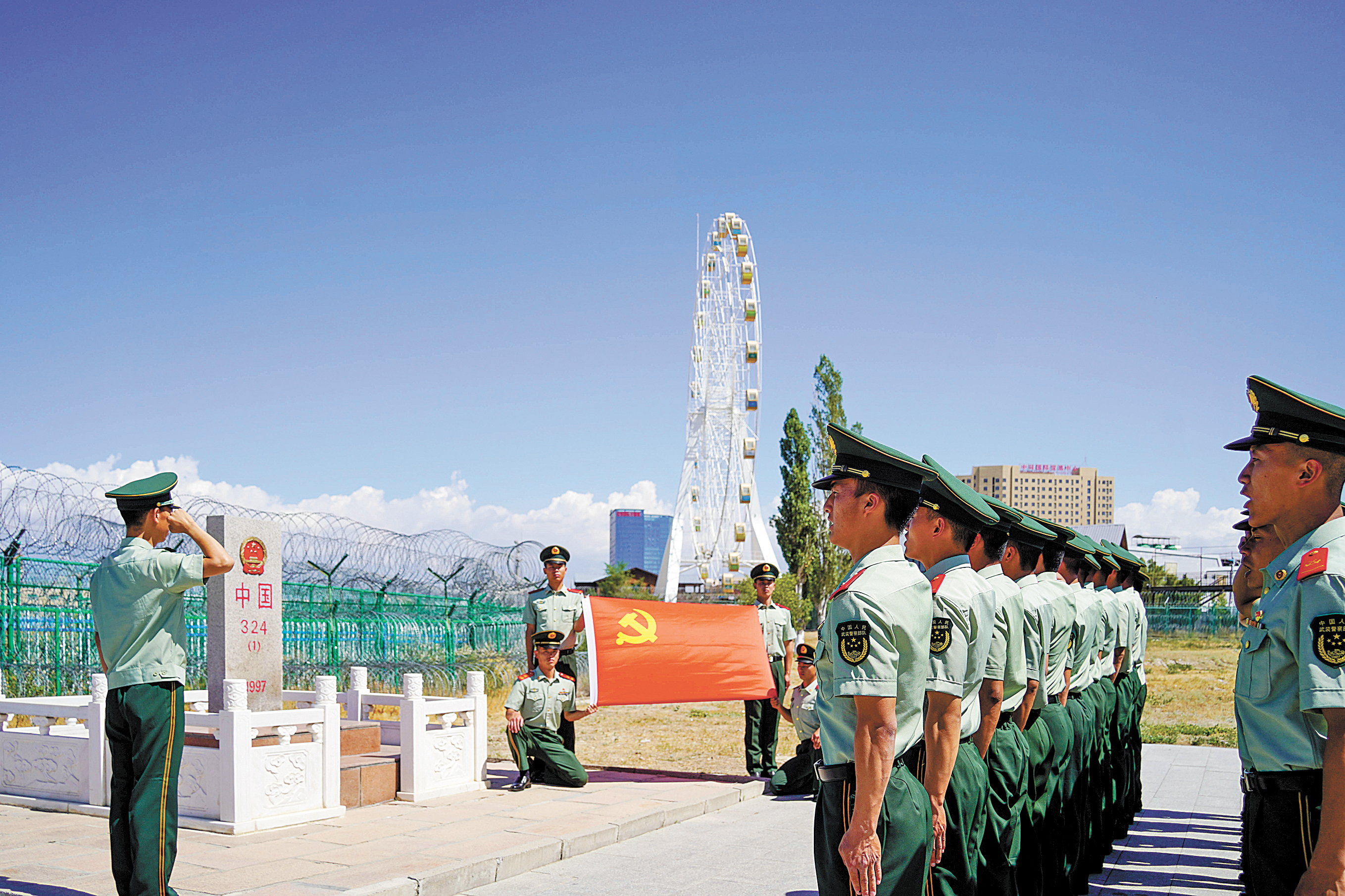 退役老兵走进霍尔果斯国门口岸，在界碑旁留下军旅最后一课