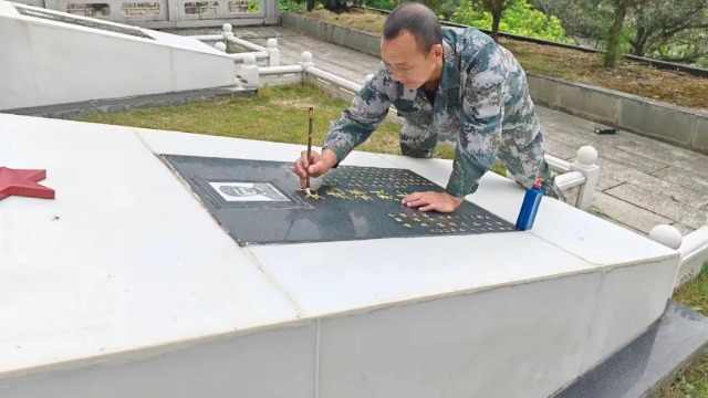 退役军人李志林守在云南省麻栗坡烈士陵园，一干就是28年