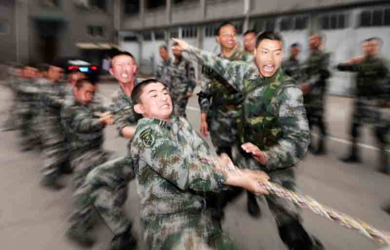 官兵们正在进行拔河比赛