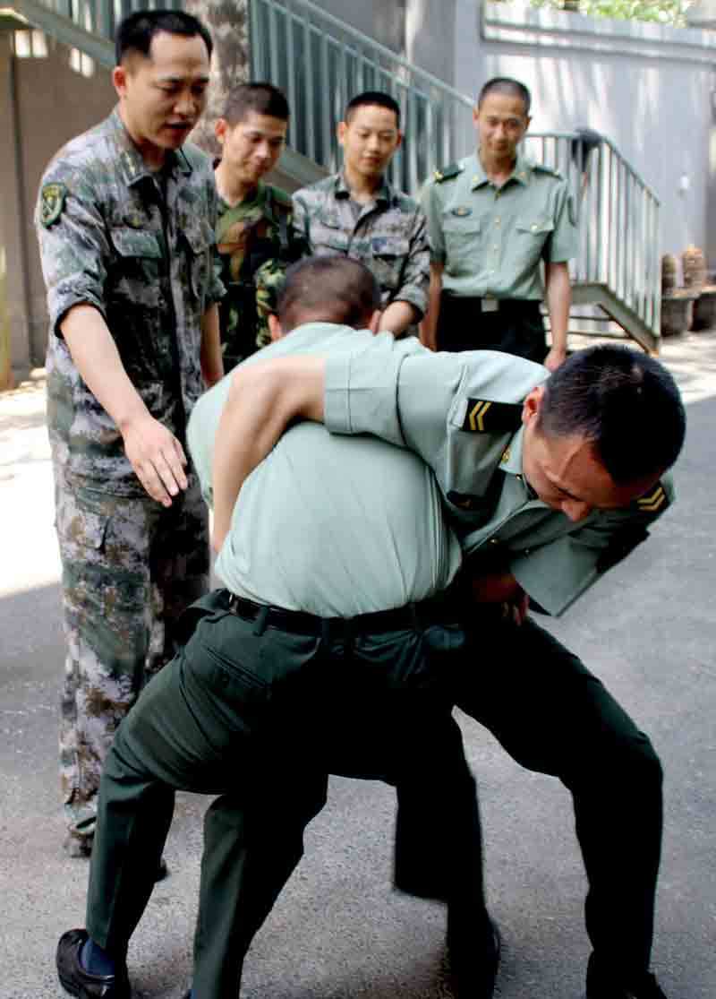 两人拔萝卜比赛