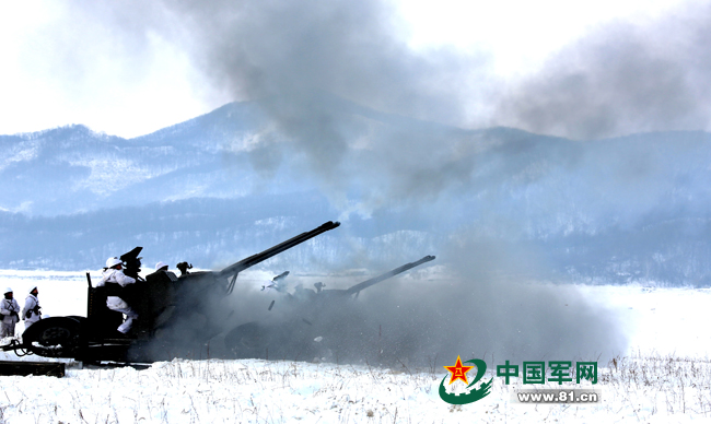 沈阳军区某高炮团林海雪原进行实弹射击