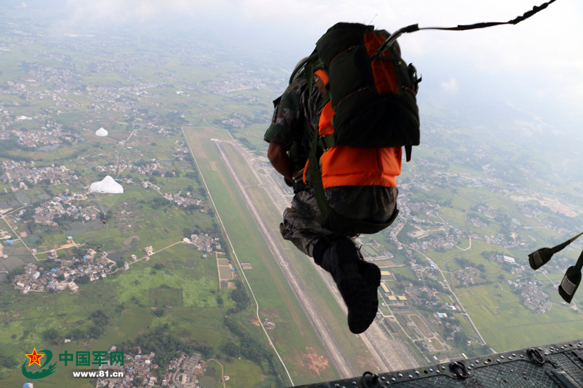 第42集团军某特战旅试验攻关新型伞降课目 - 中