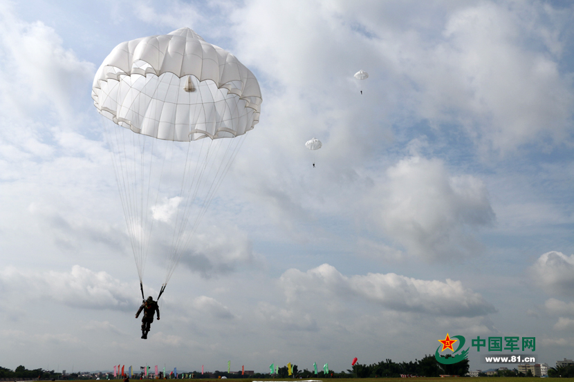 第42集团军某特战旅试验攻关新型伞降课目 - 中
