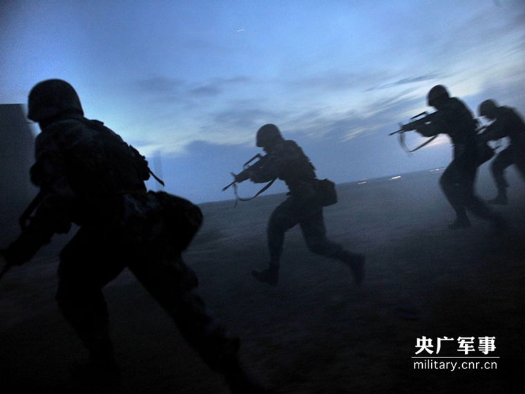 我陆军炮兵旅跨区基地化实兵实弹演习拉开帷幕