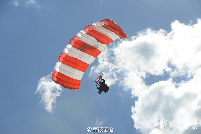 第39集团军某特战团常委带领伞降队员训练