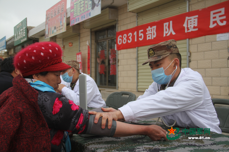 第47集团军某炮兵团便民服务队热情服务驻地