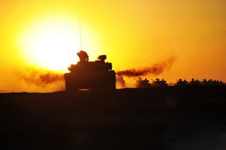 当部队拉练遭遇上级考核,训练计划改不改?