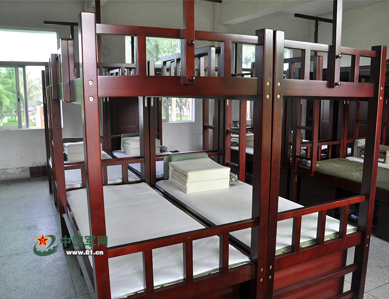 连队用上实木营具,宿舍焕然一新!