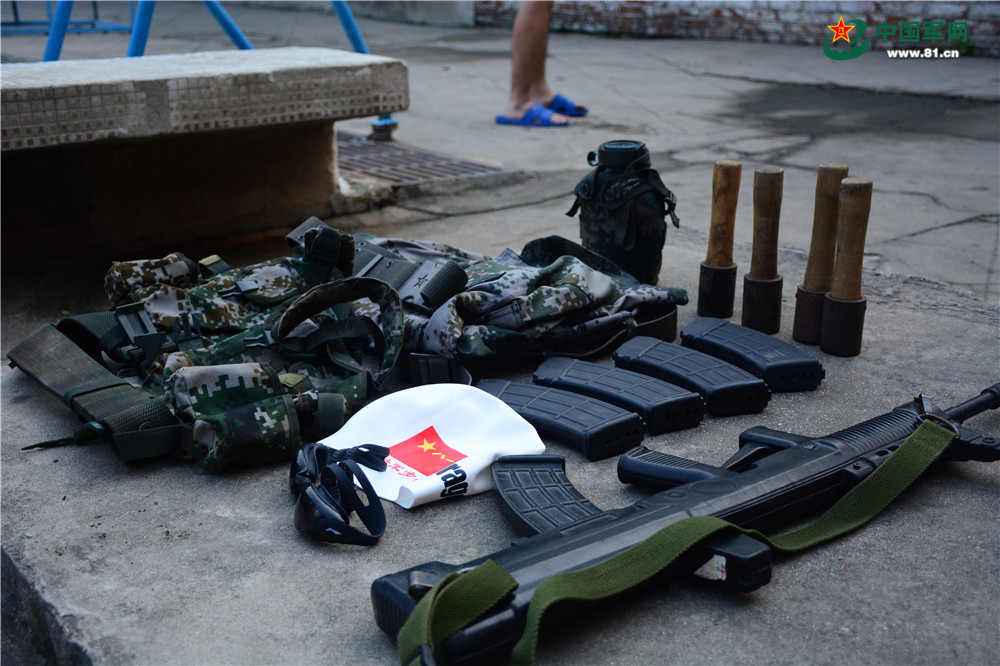 武装泅渡|陆军步兵学院两栖尖兵显实训风采