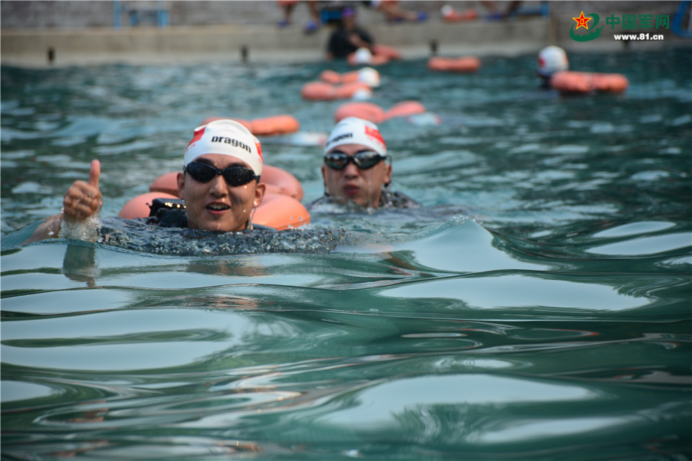 武装泅渡|陆军步兵学院两栖尖兵显实训风采