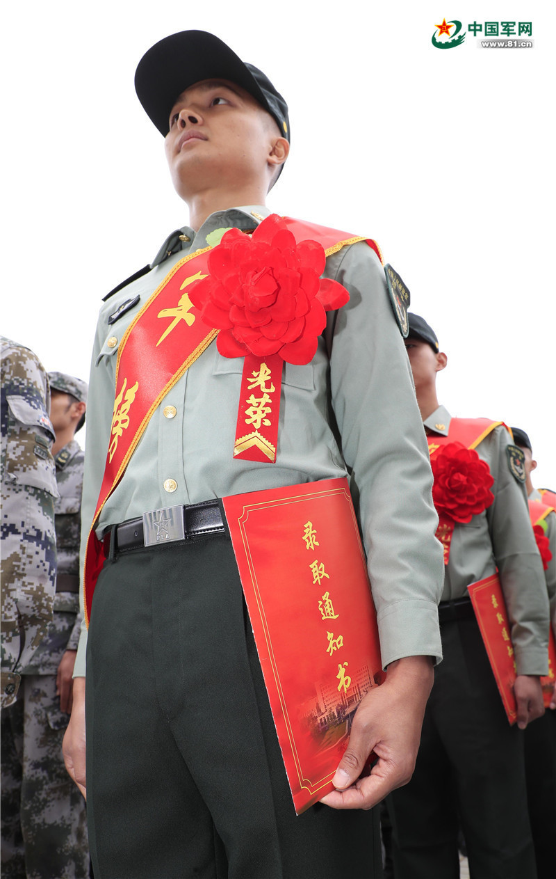 提干保送士兵手握录取通知书.