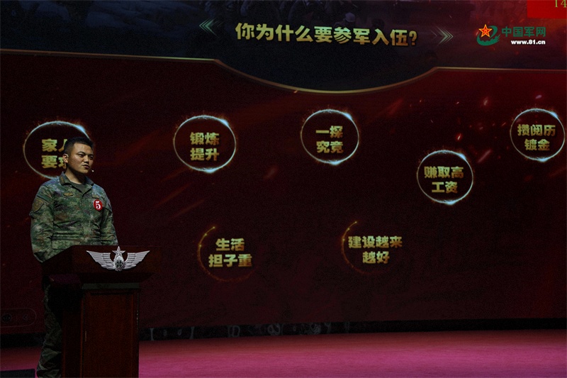 政治教员曾建伟授课。王山山 摄