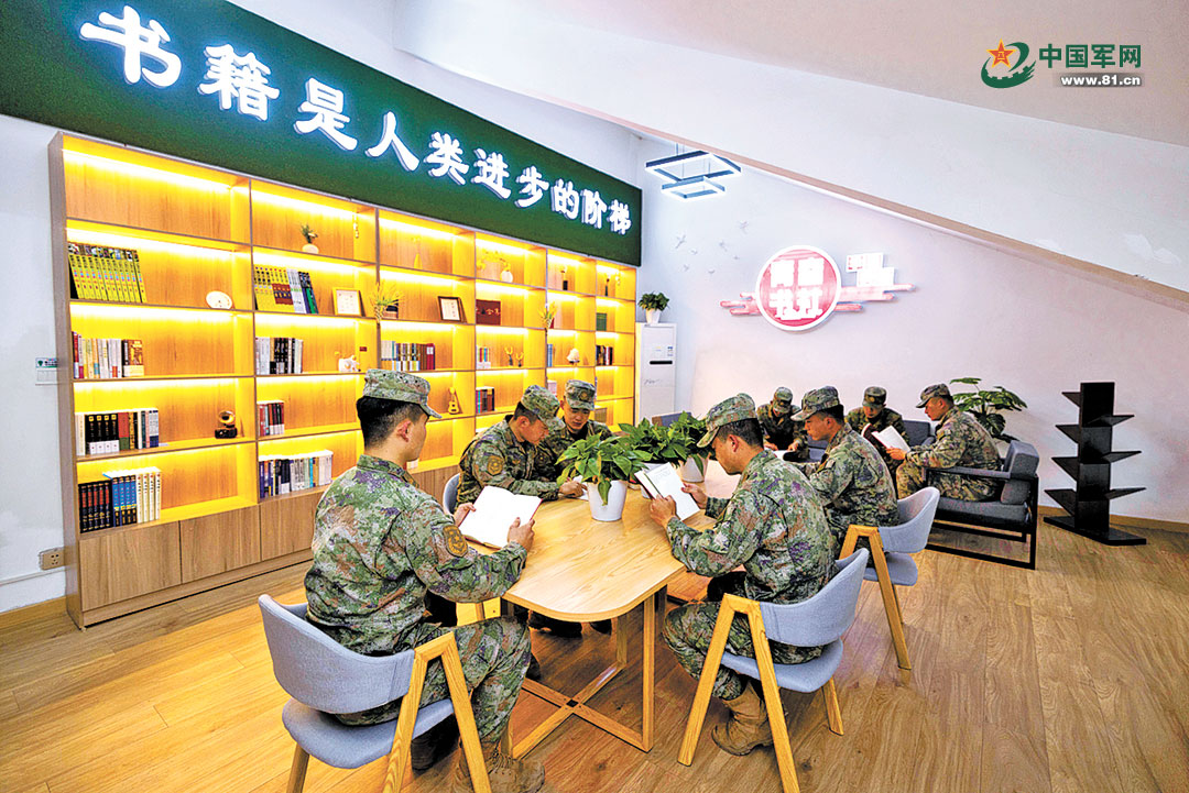 阁楼“变身”图书室，这个连队官兵拥有了一张安静的书桌
