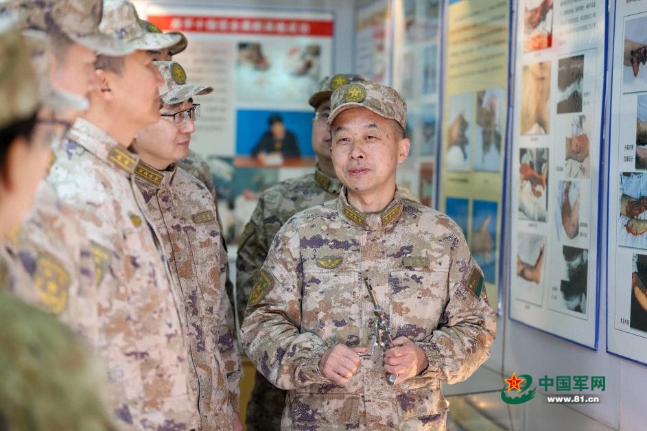 图4：博士潘朝晖向博士团队队员讲解部分医疗器械历史