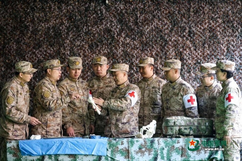 图1：博士团队共同研讨病例