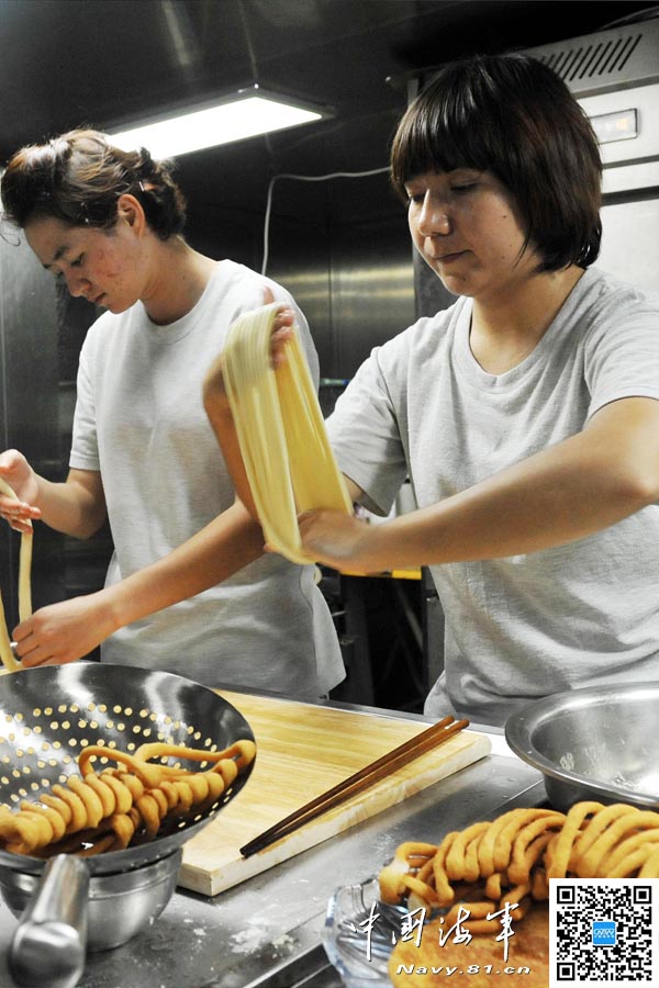 维族女兵阿斯亚和阿丽亚制作撒子。女兵心灵手巧，包饺子、包包子又快又好