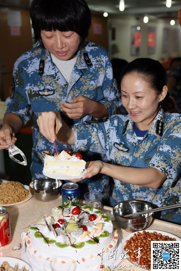 队长宋丽娜为马胜男切生日蛋糕。护航编队每个月初都要为当月过生日的官兵过一个集体生日，对女兵来说，在亚丁湾过生日虽然简单，却让人难忘
