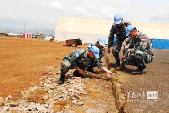 中国赴刚果（金）维和工兵分队圆满完成卡乌姆机场拓展一期工程，受到南基伍旅旅部工程部门的通报表扬。