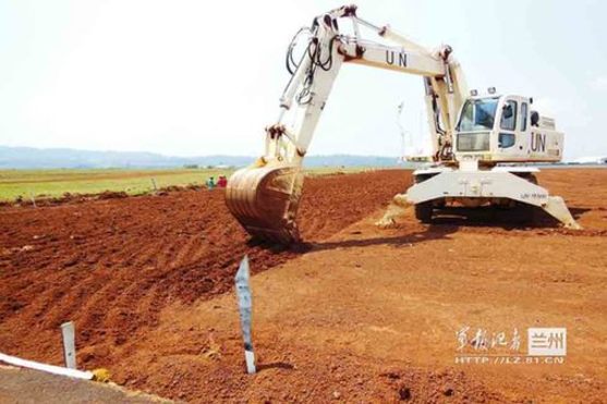 中国赴刚果（金）维和工兵分队圆满完成卡乌姆机场拓展一期工程，受到南基伍旅旅部工程部门的通报表扬。