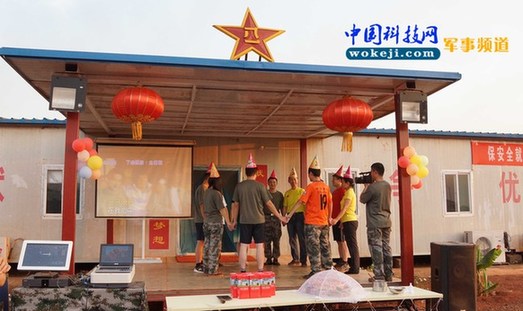 在维和医疗队生日晚会上进行音乐团体辅导。