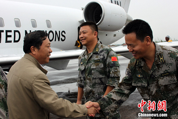 中国维和部队官兵代表前去机场迎接