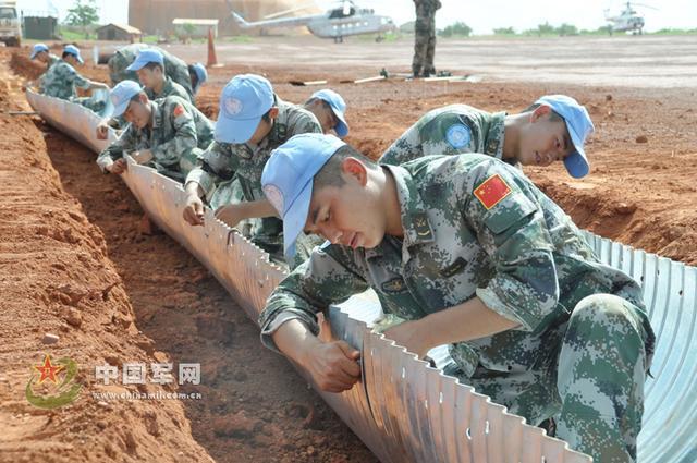 中国赴南苏丹维和部队抢通当地交通大动脉
